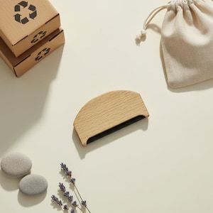 Plastic-Free Wooden Lint Remover – Eco-Friendly Fabric Shaver for Clothes, Sweaters & Upholstery – Reusable Copper Wire Tool