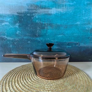 Corning Vision saucepan with pouring spout, 1-liter capacity, with lid.