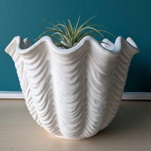 Pot de fleurs vintage en porcelaine blanche, style années 2000, fabriqué en Italie.