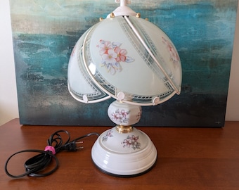 Vintage Floral Touch Lampe - Elegantes Glas und Porzellan Design.