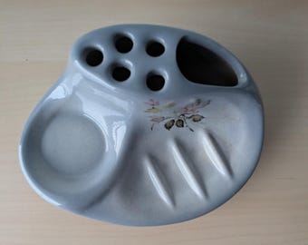 バスルーム係員用の 80 年代のヴィンテージ セラミック花柄ソープディッシュと歯ブラシホルダー。