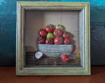 Träram, skugglåda, vitrinskåp, glas, röda äpplen, vintage vitrinskåp.