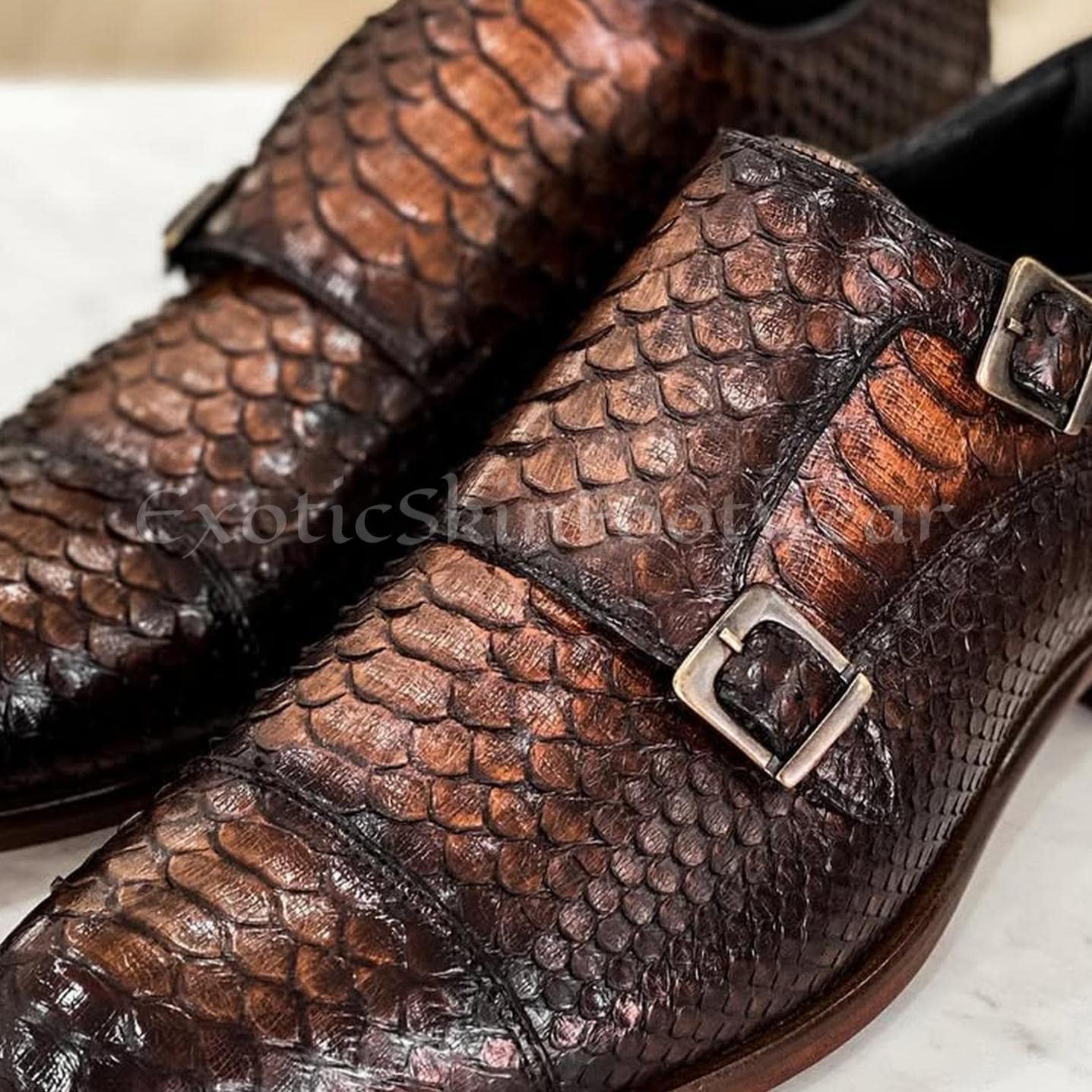 ブラウンの本パイソンレザーダブルモンクストラップシューズ｜メンズ