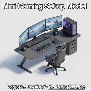 Könnte beinhalten: Ein grauer Gaming-Schreibtisch mit drei Monitoren, Tastatur, Maus und Lautsprechern. Ein schwarzer Gaming-Stuhl steht vor dem Schreibtisch. Der Text "Mini Gaming Setup Model" und "Digital Download - 3D Print STL File" werden angezeigt.