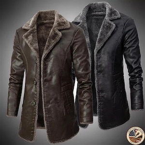 Puede incluir: Dos chaquetas de cuero con cuello y forro interior de piel. Una chaqueta es marrón, la otra negra. Ambas tienen botones en la parte delantera y mangas largas. Las chaquetas son de largo medio muslo.