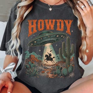 Camiseta Howdy UFO Cowboy, Camiseta engraçada de abdução alienígena com temática western, estampa vintage retrô de ficção científica no deserto, camiseta unissex Comfort Colors
