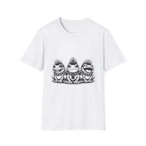 Op de afbeelding: Een wit T-shirt met korte mouwen en een zwart-witte grafische print van drie kikkers met hanenkammen en halsbanden met stekels. De kikkers staan naast elkaar en hebben elk een andere gezichtsuitdrukking met grote ogen.