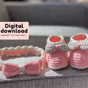 Puede incluir: Un conjunto de diadema y botines de crochet para bebé en rosa y blanco. La diadema tiene un lazo y los botines tienen un lazo en la parte superior.