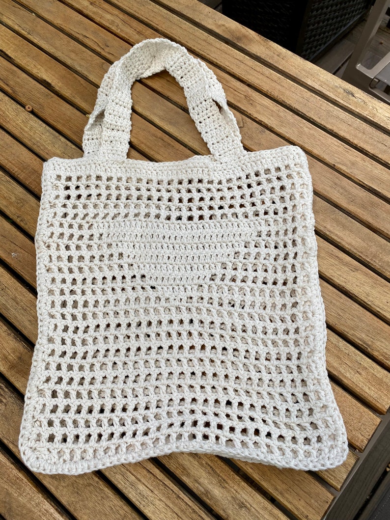 Modello all'uncinetto per borsa da spiaggia alla moda ispirata a Prada, PDF scaricabile immediatamente, uncinetto per amanti della moda, schema passo dopo passo con terminologia statunitense immagine 2