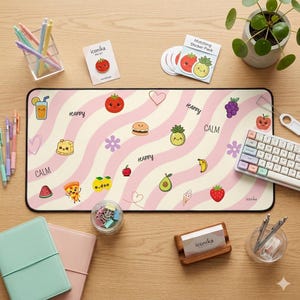 Puede incluir: Alfombrilla de escritorio rectangular con un patrón de rayas rosas y blancas, con ilustraciones de comida y corazones de dibujos animados. La alfombrilla incluye las palabras "Happy" y "Calm". También se ven un teclado, bolígrafos y artículos de papelería.