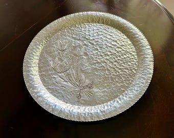 Rodney Kent Hand Wrought Aluminum Tulip Tray No 402, 14” Round Hammered Aluminum Serving Platter with Pie Crust Edge, MCM Decor