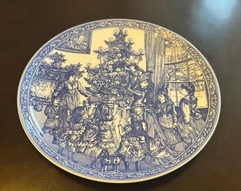 Spode “Decorating The Tree” Blue Room Collection 8 1/4” Plate