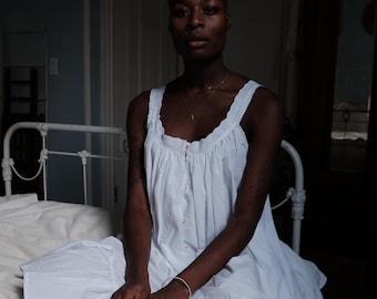 Frauen 100% reine Baumwolle Nachthemd, feminines weißes Loungewear Kleid, ärmelloses Nachthemd im viktorianischen Stil