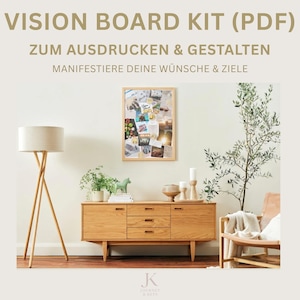Peut inclure: Un kit de vision board en bois avec le texte "VISION BOARD KIT (PDF)" et "ZUM AUSDRUCKEN & GESTALTEN". Le tableau est affiché sur un mur au-dessus d'un meuble en bois. Le meuble a trois tiroirs et une finition de couleur claire. Une lampe de sol et une plante sont également visibles.