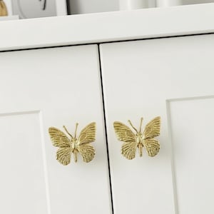 Puede incluir: Un letrero de madera rústica con el texto "Welcome to our home" en letras blancas. El letrero presenta un acabado envejecido y un diseño sencillo y acogedor.