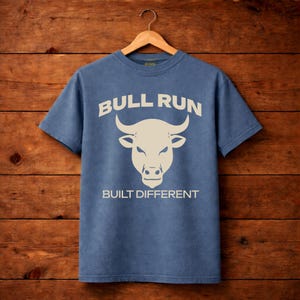 Errichtet anders T-Shirt, Stier Grafik Shirt, Bull Run Shirt, Western Farm Ranch Shirt, Trucker Geschenk, Land Grafik T-Shirt
