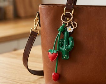 Handgemaakte leren tasbedel aardbei en cactus, schattig tasaccessoire, handtas sleutelhanger, tashanger, cadeau voor haar, cadeau fruitliefhebber