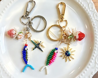 Gepersonaliseerde sleutelhanger met kralen in de vorm van een vis, tashanger in de vorm van een aardbei, schattige hanger, gouden taskettingaccessoire, rugzakhanger, uniek cadeau voor haar