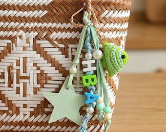 Gepersonaliseerde kleurrijke naamletter Rochet vistasbedel, sleutelhanger met aangepaste kralen, strandtasje, zomerrugzakaccessoire, verjaardagscadeau