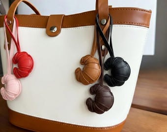 Leren croissanttasbedel, handgemaakte leren tasbedel, leren handtas portemonnee bedel, schattige croissant sleutelhanger bedel, cadeau voor haar, verjaardagscadeau