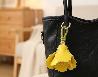 Handgemaakte lederen anjersleutelhanger, bedel gele bloem portemonnee, tasaccessoires, cadeau voor vriendin, bruidsmeisje, vriend, verjaardag, cadeau voor moeder