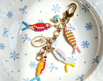 Gepersonaliseerde sleutelhanger met kralen in de vorm van een vis, tashanger in de vorm van een aardbei, gouden ketting als tasaccessoire, tashanger voor dames, rugzakhanger, gepersonaliseerd sleutelhangercadeau