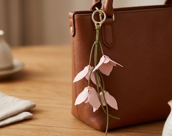 Handgemaakte lederen kersenbloem tasbedel, minimalistische bloemensleutelhanger, schattig portemonneeaccessoire, tasdecor, cadeau voor haar, bruidsmeisje, vriend cadeau