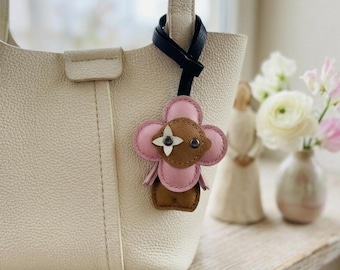 Handgemaakte lederen handtas bedel, klavertje vier zakje sleutelhanger, schattig portemonnee accessoire, luxe verjaardagscadeau voor haar, portemonnee tas bedel