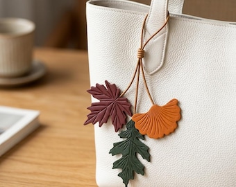 Handgemaakte leren bladhanger, tasaccessoire van esdoorn, ginkgo of eik, herfsttashanger en sleutelhanger, natuurgeïnspireerd cadeau voor haar, uniek cadeau voor tassenliefhebbers