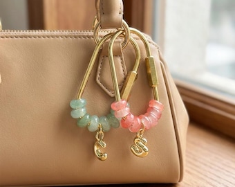 Aangepaste gouden letter kralen tasbedel, karabijnhaak sleutelhanger, gepersonaliseerd tasaccessoire, handgemaakte kleurrijke sieraden, verjaardag, cadeau bruidsmeisjes