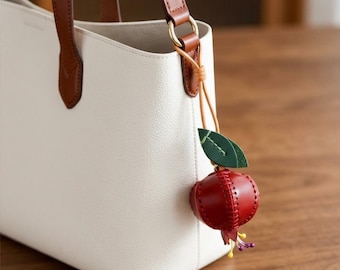Handgemaakte lederen rood-paarse granaatappel tas bedel sleutelhanger, fruitornament, geluk auto spiegel accessoire, bruidsmeisje, verjaardagscadeau voor haar