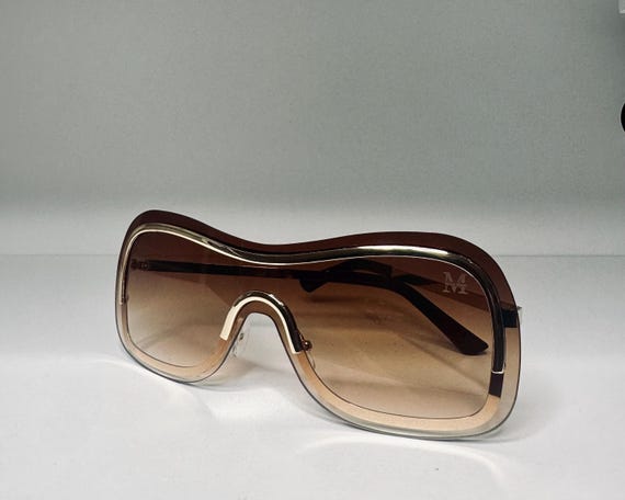 Gradient Shield Sunglasses – Oversized Fashion Shades for  display picture 2