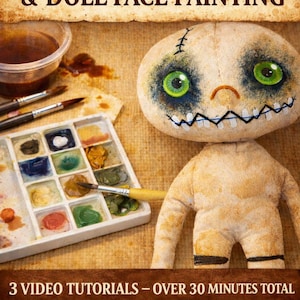 Könnte beinhalten: Das Bild zeigt eine Puppe mit genähtem Gesicht und grünen Augen, zusammen mit einer Farbpalette und Pinseln. Der Text "COFFEE STAINING & DOLL FACE PAINTING" steht oben, darunter "3 VIDEO TUTORIALS - OVER 30 MINUTES TOTAL".