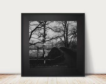 Schwarz-weiße Grasmere Wegweiser-Fotografie: Lake Road Miller Bridge Travel Print