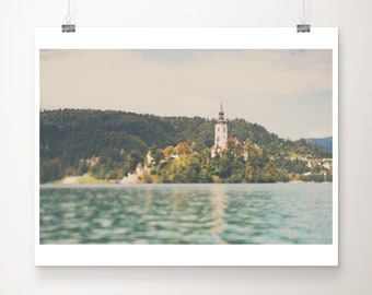 Fotografía de la iglesia del lago Bled, lámina de los Alpes eslovenos, decoración arquitectónica de la isla.