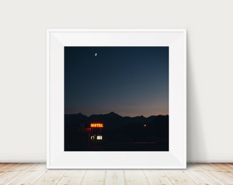 ネオンモーテルサインプリント：ローンパインの写真、カリフォルニアの壁アート