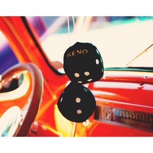 Fotografía de coche clásico: Impresión de viaje de Reno Fuzzy Dice imagen 2