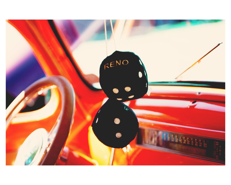 Fotografía de coche clásico: Impresión de viaje de Reno Fuzzy Dice imagen 2