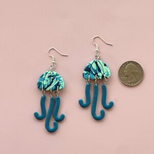 Pendientes colgantes de medusas color turquesa, ligeros, de arcilla polimérica, joyería marina, regalo para amantes del océano, joyería única para vacaciones en la costa, hechos a mano para mujeres. imagen 4