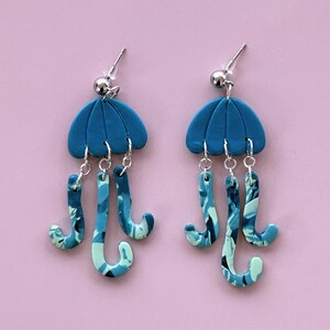 Pendientes colgantes de medusas color turquesa, ligeros, de arcilla polimérica, joyería marina, regalo para amantes del océano, joyería única para vacaciones en la costa, hechos a mano para mujeres. Multicolor legs