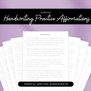 Peut inclure: Feuilles de travail blanches pour la pratique de l'écriture manuscrite avec des affirmations en cursive. La bannière supérieure indique "Cursive Handwriting Practice Affirmations". Les feuilles sont sur un fond violet. La bannière inférieure indique "Mindful Writing Worksheets".