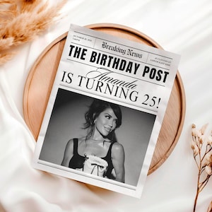 Könnte beinhalten: Eine Geburtstagsanzeige im Zeitungsstil mit der Überschrift "THE BIRTHDAY POST" und dem Text "Amanda IS TURNING 25!". Ein Schwarz-Weiß-Foto einer Frau ist abgebildet. Die Anzeige liegt auf einem Holztablett mit dekorativen Elementen.