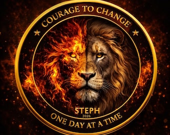Puede incluir: Un diseño circular con la cara de un león dividida en dos, una mitad en llamas y la otra realista. El texto "COURAGE TO CHANGE" está en la parte superior, con "STEPH 2026" y "ONE DAY AT A TIME" debajo. El diseño está enmarcado en oro.