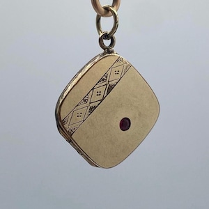 Médaillon victorien orné d'un rubis, plaqué or rose, vers 1900. Pendentif ancien.