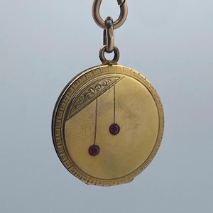 ルビー2個、円形メダリオン、金張り、ビクトリア朝時代のペンダント、1900年頃