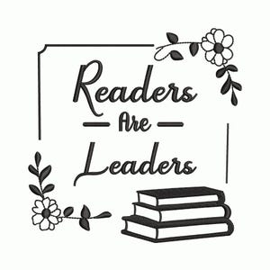 Op de afbeelding: Zwart-wit afbeelding met de tekst "Readers Are Leaders" in een rechthoekige lijst. Het ontwerp bevat bloemaccenten en een stapel van drie boeken, geschikt voor boekenliefhebbers en docenten.