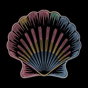Puede incluir: Ilustración de una concha marina colorida sobre un fondo negro. La concha presenta un patrón bordado detallado con tonos rosas, amarillos, azules y verdes. El diseño es intrincado, con cada sección de la concha meticulosamente representada.