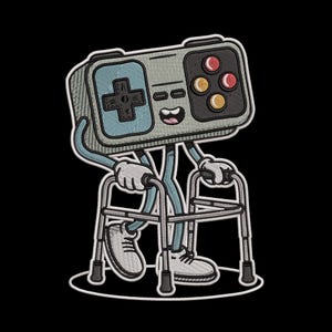 Könnte beinhalten: Ein gesticktes Design mit einem Cartoon-Videospiel-Controller mit Armen, Beinen und Turnschuhen, der einen Rollator benutzt. Der Controller hat ein blaues Steuerkreuz, rote, gelbe und rote Knöpfe und ein lächelndes Gesicht. Das Design befindet sich auf schwarzem Hintergrund.