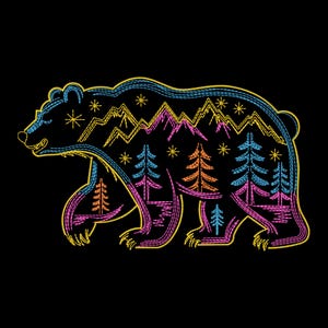 Può includere: Illustrazione di un orso che cammina con un design di montagna e foresta. L'orso è delineato in blu e giallo, con alberi e montagne rosa, arancioni e blu all'interno. Le stelle sono sparse in tutto il design, il tutto su sfondo nero.