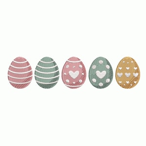 Può includere: Cinque uova di Pasqua ricamate in fila. Le uova sono in tonalità di rosa, verde e oro, ognuna con un design unico. Alcune hanno strisce, altre cuori e pois. Un'affascinante decorazione per le festività pasquali.